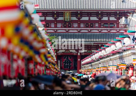 Menschenmassen in der Nakamise Dori Street, die in Richtung des Senso-ji Tempels in Tokio, Japan, führt Stockfoto