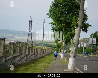 Stepanakert, Aserbaidschan. 11. Juni 2019. Ein Mann, der auf der Straße von Stepanakert, Berg-Karabach, spaziert ist, wo er mit Plakaten zur Werbung für den CONIFA European Football Cup 2019 gesäumt ist. Das nicht anerkannte, aber de facto unabhängige Land im Südkaukasus, Berg-Karabach (auch bekannt als Artsach), befindet sich im seit dem Zusammenbruch der Sowjetunion am längsten andauernden Territorialstreit zwischen Aserbaidschan und Armenien in postsowjetischem Eurasien. Es wird hauptsächlich von ethnischen Armeniern bevölkert. (Foto: Jasmine Leung/SOPA Images/Sipa USA) Guthaben: SIPA USA/Alamy Live News Stockfoto