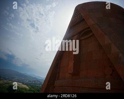 Stepanakert, Aserbaidschan. 11. Juni 2019. Allgemeiner Blick auf Stepanakert, Berg-Karabach, vom Wahrzeichen des Landes, Papik Tatik, eine Skulptur, die "Oma und Opa" und "wir sind unsere Berge" bedeutet. Das nicht anerkannte, aber de facto unabhängige Land im Südkaukasus, Berg-Karabach (auch bekannt als Artsach), befindet sich im seit dem Zusammenbruch der Sowjetunion am längsten andauernden Territorialstreit zwischen Aserbaidschan und Armenien in postsowjetischem Eurasien. Es wird hauptsächlich von ethnischen Armeniern bevölkert. (Foto: Jasmine Leung/SOPA Images/Sipa USA) Guthaben: SIPA USA/Alamy Live News Stockfoto