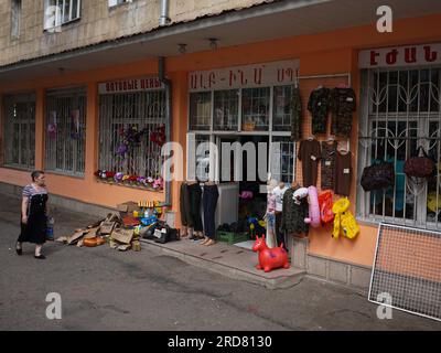 Stepanakert, Aserbaidschan. 11. Juni 2019. Eine Frau, die an einem Laden in der Straße von Stepanakert vorbeilief, Berg-Karabach. Das nicht anerkannte, aber de facto unabhängige Land im Südkaukasus, Berg-Karabach (auch bekannt als Artsach), befindet sich im seit dem Zusammenbruch der Sowjetunion am längsten andauernden Territorialstreit zwischen Aserbaidschan und Armenien in postsowjetischem Eurasien. Es wird hauptsächlich von ethnischen Armeniern bevölkert. (Credit Image: © Jasmine Leung/SOPA Images via ZUMA Press Wire) NUR REDAKTIONELLE VERWENDUNG! Nicht für den kommerziellen GEBRAUCH! Stockfoto