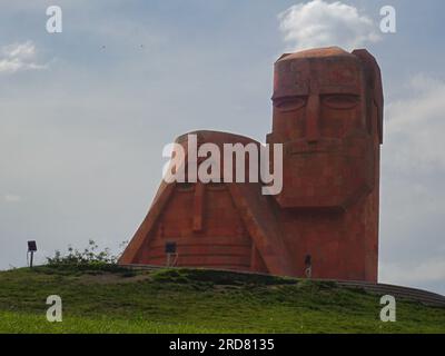 Stepanakert, Aserbaidschan. 11. Juni 2019. Allgemeiner Blick auf Stepanakert, Berg-Karabach, vom Wahrzeichen des Landes, Papik Tatik, eine Skulptur, die „Oma und Opa“ und „Wir sind unsere Berge“ bedeutet. Das nicht anerkannte, aber de facto unabhängige Land im Südkaukasus, Berg-Karabach (auch bekannt als Artsach), befindet sich im seit dem Zusammenbruch der Sowjetunion am längsten andauernden Territorialstreit zwischen Aserbaidschan und Armenien in postsowjetischem Eurasien. Es wird hauptsächlich von ethnischen Armeniern bevölkert. (Credit Image: © Jasmine Leung/SOPA Images via ZUMA Press Wire) NUR REDAKTIONELLE VERWENDUNG! Nicht für Stockfoto