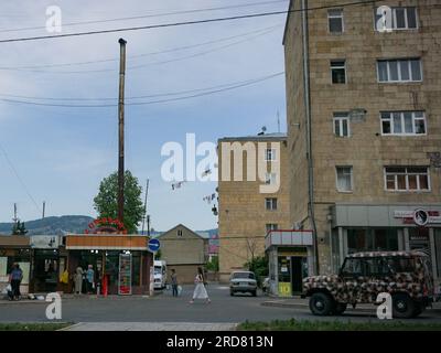 Stepanakert, Aserbaidschan. 11. Juni 2019. Menschen sahen, wie sie die Straße von Stepanakert, Berg-Karabach entlang gingen. Das nicht anerkannte, aber de facto unabhängige Land im Südkaukasus, Berg-Karabach (auch bekannt als Artsach), befindet sich im seit dem Zusammenbruch der Sowjetunion am längsten andauernden Territorialstreit zwischen Aserbaidschan und Armenien in postsowjetischem Eurasien. Es wird hauptsächlich von ethnischen Armeniern bevölkert. (Credit Image: © Jasmine Leung/SOPA Images via ZUMA Press Wire) NUR REDAKTIONELLE VERWENDUNG! Nicht für den kommerziellen GEBRAUCH! Stockfoto