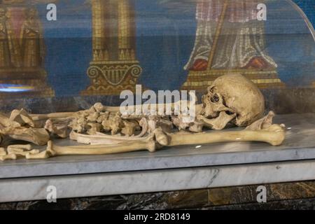 Skelett und Schädel von Francisco Pizarro im Glaskasten in der Bestattungskapelle, Lima-Kathedrale, Peru Stockfoto