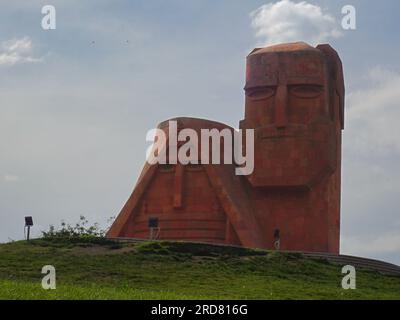 Stepanakert, Aserbaidschan. 11. Juni 2019. Allgemeiner Blick auf Stepanakert, Berg-Karabach, vom Wahrzeichen des Landes, Papik Tatik, eine Skulptur, die "Oma und Opa" und "wir sind unsere Berge" bedeutet. Das nicht anerkannte, aber de facto unabhängige Land im Südkaukasus, Berg-Karabach (auch bekannt als Artsach), befindet sich im seit dem Zusammenbruch der Sowjetunion am längsten andauernden Territorialstreit zwischen Aserbaidschan und Armenien in postsowjetischem Eurasien. Es wird hauptsächlich von ethnischen Armeniern bevölkert. (Foto: Jasmine Leung/SOPA Images/Sipa USA) Guthaben: SIPA USA/Alamy Live News Stockfoto