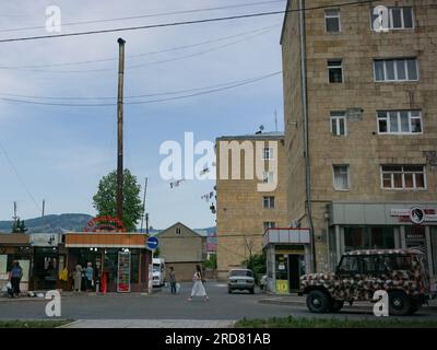 Stepanakert, Aserbaidschan. 11. Juni 2019. Menschen sahen, wie sie die Straße von Stepanakert, Berg-Karabach entlang gingen. Das nicht anerkannte, aber de facto unabhängige Land im Südkaukasus, Berg-Karabach (auch bekannt als Artsach), befindet sich im seit dem Zusammenbruch der Sowjetunion am längsten andauernden Territorialstreit zwischen Aserbaidschan und Armenien in postsowjetischem Eurasien. Es wird hauptsächlich von ethnischen Armeniern bevölkert. (Foto: Jasmine Leung/SOPA Images/Sipa USA) Guthaben: SIPA USA/Alamy Live News Stockfoto
