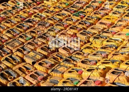 Tansania, Tanga, Gelbe kanister für Wassertransport / TANSANIA, Tanga, Gelbe Plastik Kanister für Wassertransport Stockfoto