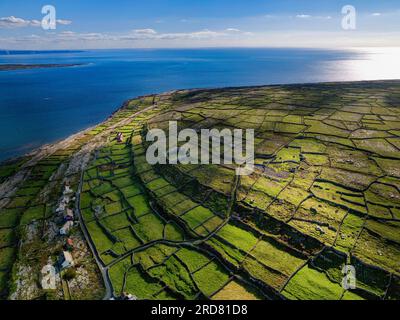 Luftaufnahme von Dun Fearbhai auf Inishmaan oder Inis Meain , Aran-Inseln, County Galway, Irland Stockfoto