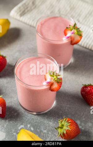 Gesunder selbstgemachter Strawberry Breakfast Smoothie mit Banane Stockfoto