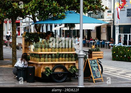 Ponta Delgada, Portugal - 9. Juli 2023: Ananas-Straßenstand in der Altstadt. Sao Miguel Island, Azoren Stockfoto