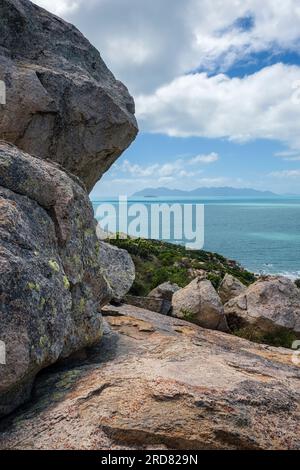 Blick in Richtung Middle Island von Mother Beddock, Rose Bay, Bowen, Queensland, Australien Stockfoto