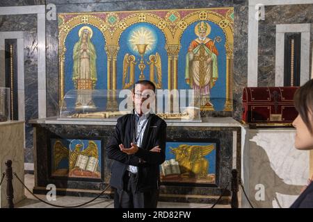 Der Reiseleiter spricht über das Skelett und den Schädel von Francisco Pizarro in einer Glaskiste in der Bestattungskapelle, Lima Kathedrale, Peru Stockfoto