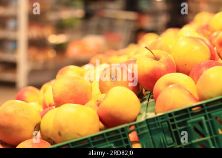 Äpfel in Plastikschachteln im Laden, Nahaufnahme. Reife Äpfel im Angebot, Seitenansicht. Obstverkauf Stockfoto