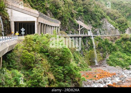 Otira Gorge Rock Shelter und Reid Falls Aquädukt über dem State Highway 73 im Arthurs Pass National Park in Canterbury, South Island von Neuseeland Stockfoto