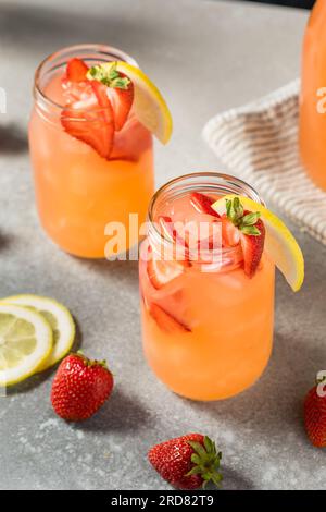 Kalte, erfrischende ErdbeerLimonade mit Eis im Glas Stockfoto