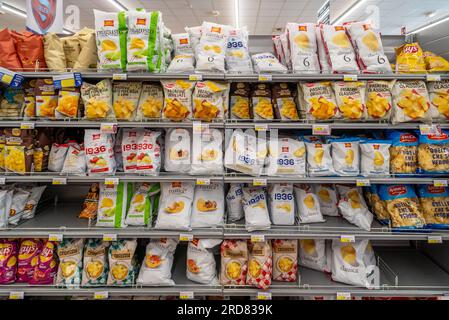 Italien - 17. Juli 2023: Kartoffelchips in Beuteln verschiedener Typen und Marken, die in einem italienischen Supermarkt auf dem Regal stehen Stockfoto