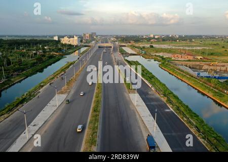 Dhaka, Bangladesch - 19. Juli 2023: Purbachal Expressway (300 Fuß Straße) ist eine 12,5 Kilometer lange, achtspurige Avenue Expressway in Dhaka, Banglade Stockfoto