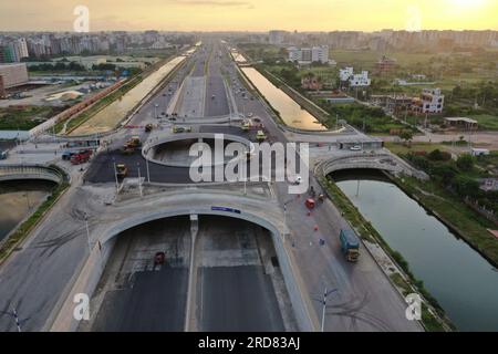 Dhaka, Bangladesch - 19. Juli 2023: Purbachal Expressway (300 Fuß Straße) ist eine 12,5 Kilometer lange, achtspurige Avenue Expressway in Dhaka, Banglade Stockfoto