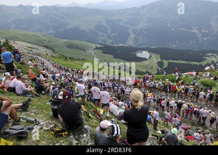 Courchevel, Frankreich. 19. Juli 2023. Die Fans bildeten Stufe 17 des Radrennen Tour de France vom Saint-Gervais Mont Blanc nach Courchevel (165, 7 km), Frankreich, Mittwoch, 19. Juli 2023. Die diesjährige Tour de France findet vom 01. Bis 23. Juli 2023 statt. BELGA FOTO PETE GODING Kredit: Belga News Agency/Alamy Live News Stockfoto