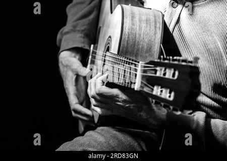 Dezentes Schwarzweißfoto eines Mannes, der Gitarre spielt Stockfoto