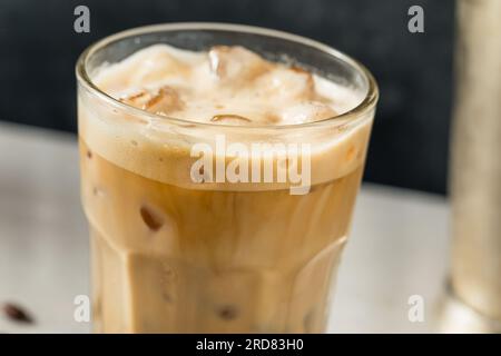 Cold Shake Oatmilk Latte mit Eis im Glas Stockfoto