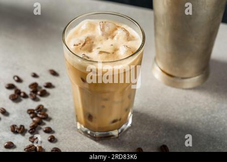 Cold Shake Oatmilk Latte mit Eis im Glas Stockfoto