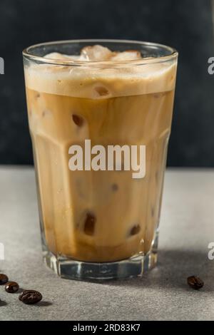 Cold Shake Oatmilk Latte mit Eis im Glas Stockfoto