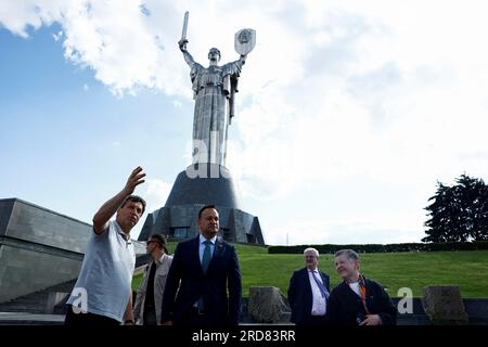 Taoiseach Leo Varadkar besucht nach einem Treffen mit dem ukrainischen Präsidenten Wolodymyr Zelensky in Kiew, Ukraine, das Mutterland-Denkmal. Bilddatum: Mittwoch, 19. Juli 2023. Stockfoto