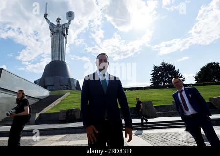 Taoiseach Leo Varadkar besucht nach einem Treffen mit dem ukrainischen Präsidenten Wolodymyr Zelensky in Kiew, Ukraine, das Mutterland-Denkmal. Bilddatum: Mittwoch, 19. Juli 2023. Stockfoto