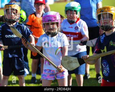 Kinder mit Lernschwierigkeiten, vom Oakleaf Lion Club, nehmen an gälischen Spielen in Derry, Nordirland, Teil. Foto: George Sweeney/Alamy Stock Photo Stockfoto