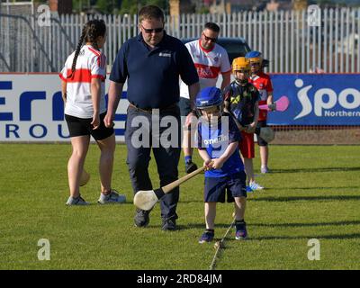 Kinder mit Lernschwierigkeiten, vom Oakleaf Lion Club, nehmen an gälischen Spielen in Derry, Nordirland, Teil. Foto: George Sweeney/Alamy Stock Photo Stockfoto