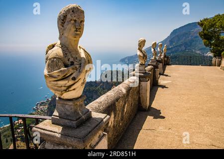 Terrasse der Unendlichkeit in den Gärten der Villa Cimbrone, Ravello, Italien an der Amalfiküste. Stockfoto