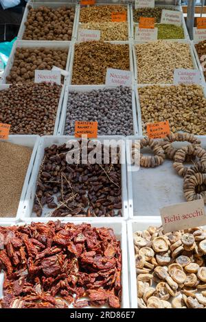 Verschiedene getrocknete Nüsse und Früchte, die auf einem Markt in Sizilien (Italien) verkauft werden Stockfoto