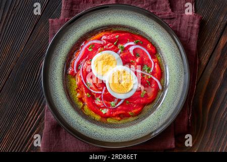 Zorongollo-Salat mit gebackenem Gemüsepaprika, Eiern, Zwiebeln und Tomaten Stockfoto