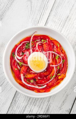 Zorongollo-Salat mit gebackenem Gemüsepaprika, Eiern, Zwiebeln und Tomaten Stockfoto