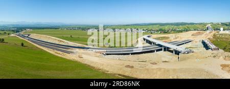 Bruchteil der Autobahn wird auf der Straße Zakopianka, Polen, von Krakau nach Zakopane über das Dorf Klikuszowa rund um Nowy Targ, dem wichtigsten Ort von tra, gebaut Stockfoto