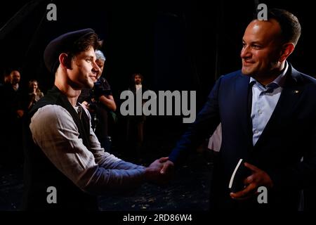 Taoiseach Leo Varadkar (rechts) schüttelt bei einem Besuch des Lesya Ukrainka-Theaters nach einem Treffen mit dem ukrainischen Präsidenten Wolodymyr Zelensky in Kiew, Ukraine, die Hand mit dem Schauspieler Oleksandr Hrekov. Bilddatum: Mittwoch, 19. Juli 2023. Stockfoto