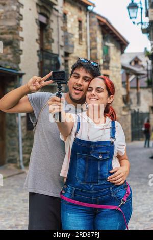Kombinieren Sie Vlogging mit Action-Kamera, während Sie ländlichen Tourismus in einem Bergdorf machen. Urlaub und Sommerurlaub im Freien in Huesca, Spanien Stockfoto