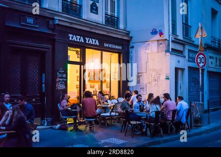 Gäste sitzen in einer Bar im Freien, Le Marais Neighborhood, Paris, Frankreich Stockfoto