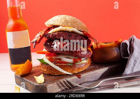 Doppelburger mit geschmolzenem Käse, Speck und Spiegelei Stockfoto