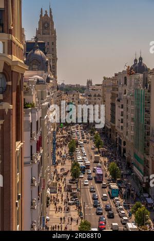 Die Gran Via in Madrid ist eine Straße im Zentrum der Hauptstadt. Es ist berühmt für die Theater, Restaurants, Kinos und das Einkaufsviertel. Spanien. Stockfoto