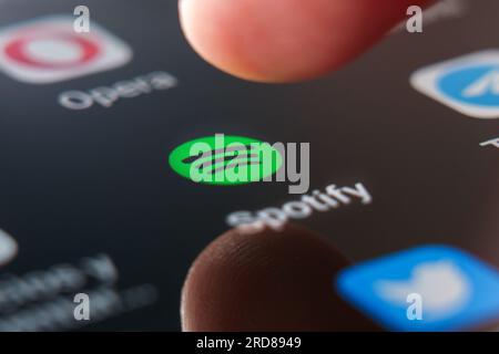 Oviedo, Spanien – 04. Juli 2023: Spotify Logo-App auf dem mobilen Bildschirm Nahaufnahme mit dem Finger. Globaler Musik-Streaming-Service Stockfoto