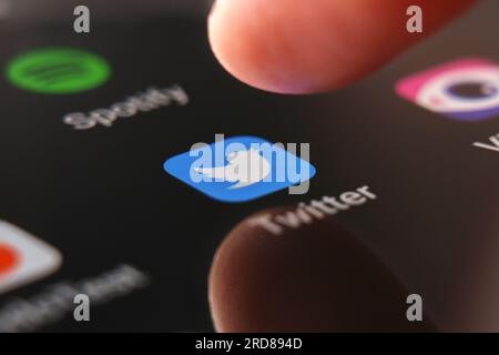 Oviedo, Spanien - 04. Juli 2023: Twitter-Anwendungslogo auf dem Smartphone-Bildschirm mit dem Finger drücken. Globales soziales Netzwerk Stockfoto