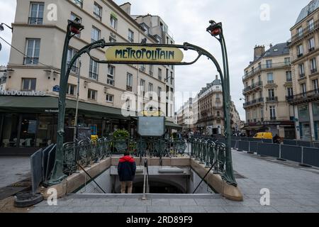 Paris, Île-de-France, Frankreich - 1. Oktober 2022: Eingang der U-Bahn-Station mit Signes, die „Metropolitain“ und „Cadet“ im Art déco-Retro-Stil ON anzeigen Stockfoto