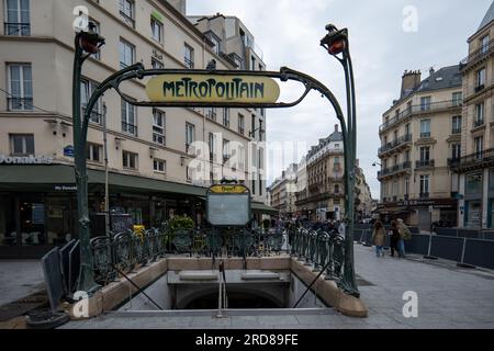 Paris, Île-de-France, Frankreich - 1. Oktober 2022: Eingang der U-Bahn-Station mit Signes, die „Metropolitain“ und „Cadet“ im Art déco-Retro-Stil ON anzeigen Stockfoto