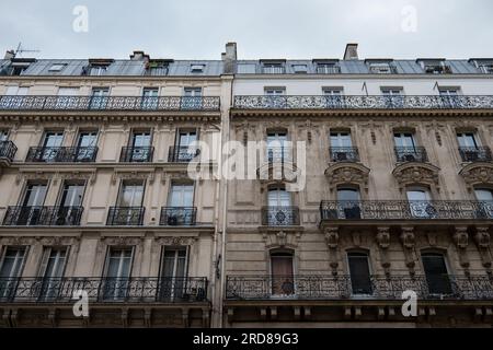 Paris, Île-de-France, Frankreich - 1. Oktober 2022: Wunderschöne Wohngebäude in der Lafayette Street mit klassischer Architektur und Fenstern und Balkonen Stockfoto