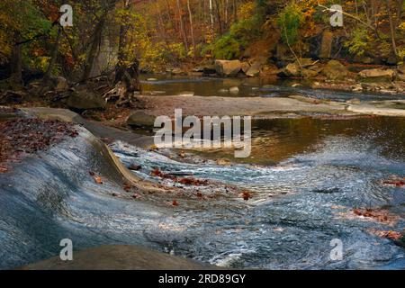 Der Rocky River im David Fortier Park in Olmsted Falls, Ohio, in der Nähe von Cleveland, zieht sich durch den späten Herbst. Stockfoto