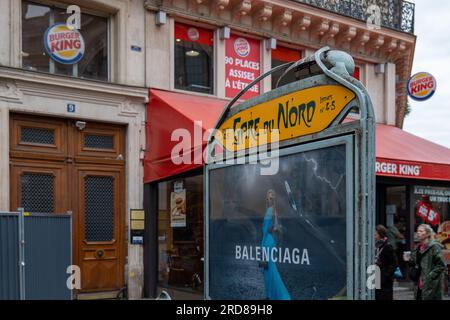 Paris, Île-de-France, Frankreich - 1. Oktober 2022: Eingang zur U-Bahn-Station mit Schild „Gare du Nord“ im Aby Burger King Restaurant Stockfoto