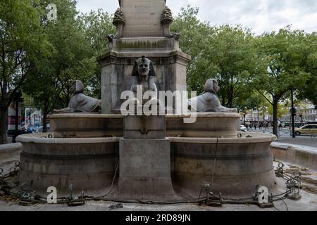 Paris, Île-de-France, Frankreich - 1. Oktober 2022: Sphinx-Skulptur in Stone am Palmenbrunnen, Place du Châtelet in Paris, erbaut 1808 Stockfoto