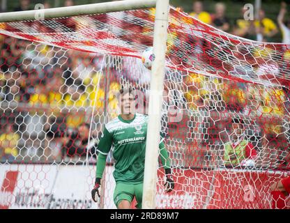 Oberhausen, Deutschland. 19. Juli 2023. Fußball: Bundesliga, Testspiele, Rot-Weiß Oberhausen - Borussia Dortmund im Stadion Niederrhein: Der Ball fliegt auf das Ziel von Oberhausens Kevin Kratzsch zu 1:1. Kredit: Bernd Thissen/dpa/Alamy Live News Stockfoto