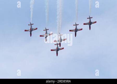 CASA C-101 Aviojet-Düsenflugzeuge der spanischen Air Force Patrulla Aguila Display Team, die von einer Looping auf Royal International Air Tattoo absteigen Stockfoto